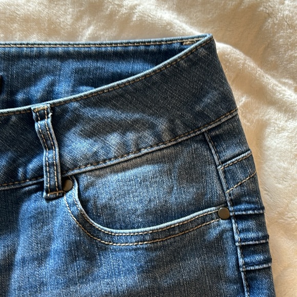 d. Jeans - Picture 9 of 11